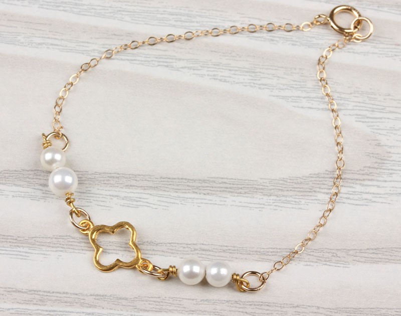 Delicate Pearl Bracelet / 14k Gold Filled Bracelet Europe
