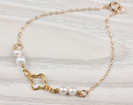 Delicate Pearl Bracelet / 14k Gold Filled Bracelet | Europe